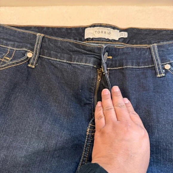 Torrid cuffed blue jean denim shorts size 22- 5 pocket design - Picture 4 of 13